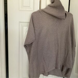 Poncho with short sleeves